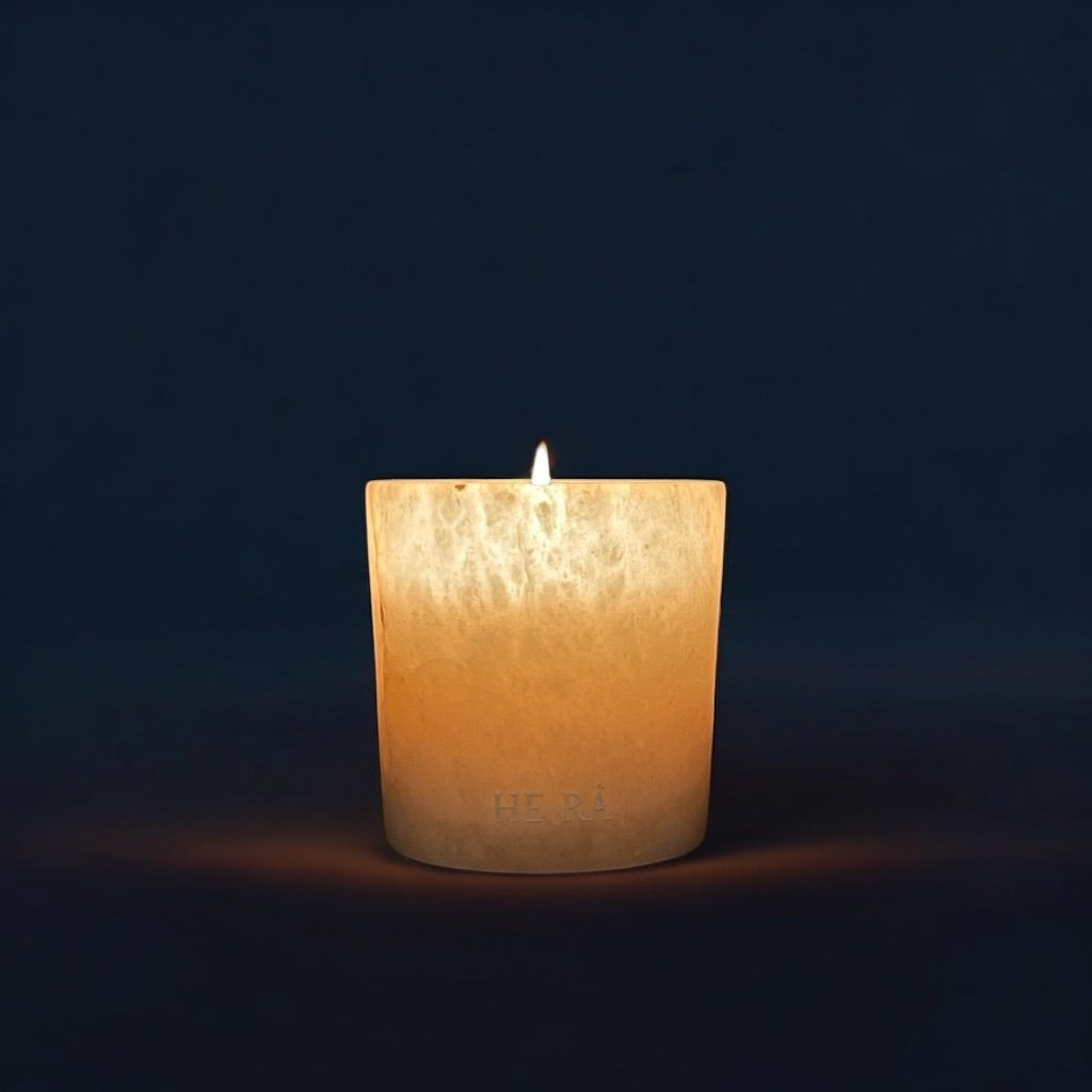 Bougie Hera petit format allumée dans la nuit
