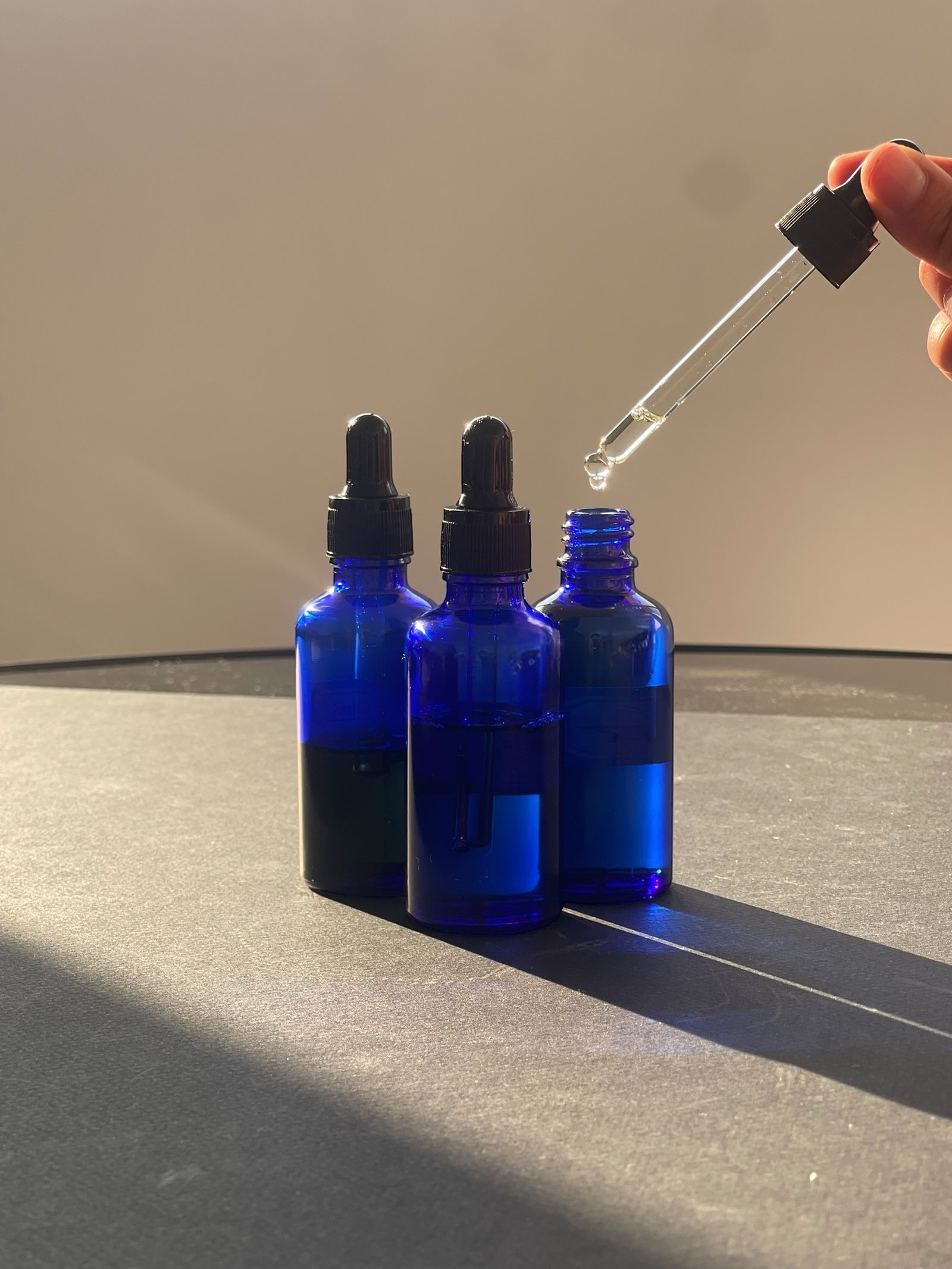 Parfum naturel de Grasse infusé dans la cire végétale d’une bougie He Râ